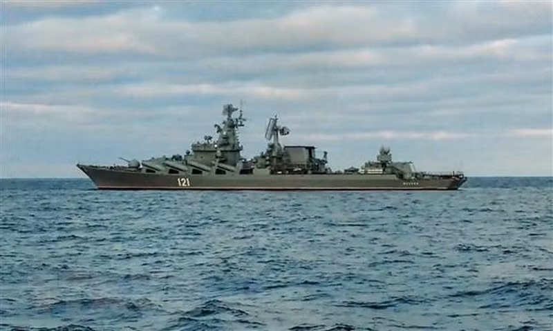 Tàu khu trục Moskva của Nga tham gia tập trận hải quân trên Biển Đen, ngoài khơi cảng Sevastopol thuộc Crimea, ngày 12/2/2022. (Ảnh: AFP/TTXVN)