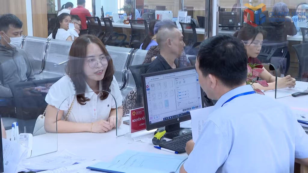 Người dân đến giải quyết TTHC tại Trung tâm Phục vụ Hành chính công phường Hồng Gai.