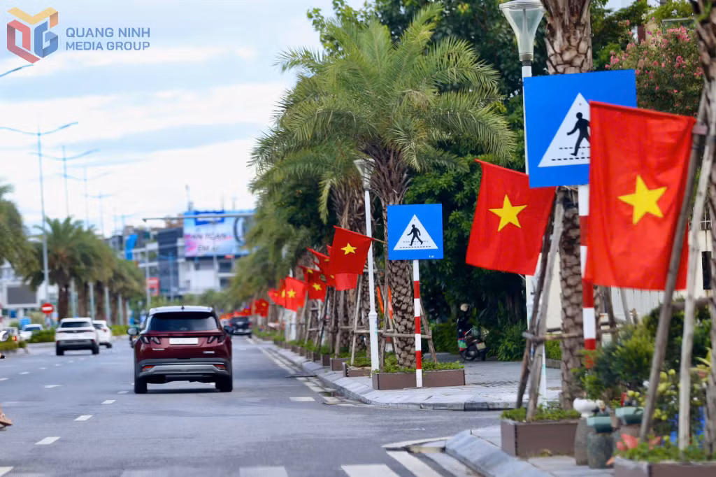 Sắc cờ Tổ quốc rực đỏ các tuyến phố.