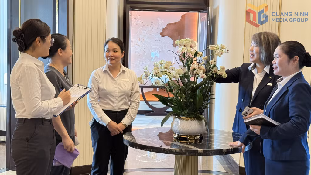 Bà Phạm Minh Huế, Giám đốc Nhân sự, Khách sạn 5 sao Radisson Blu Hạ Long Bay trò chuyện với người lao động.