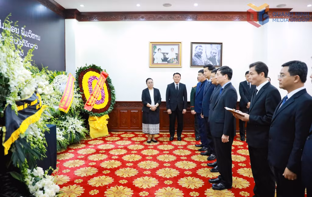Đoàn đại biểu tỉnh Quảng Ninh đặt vòng hoa, viếng Chủ tịch Quốc hội Lào Xaysomphone Phomvihane tại trụ sở Đại sứ quán Lào tại Việt Nam.