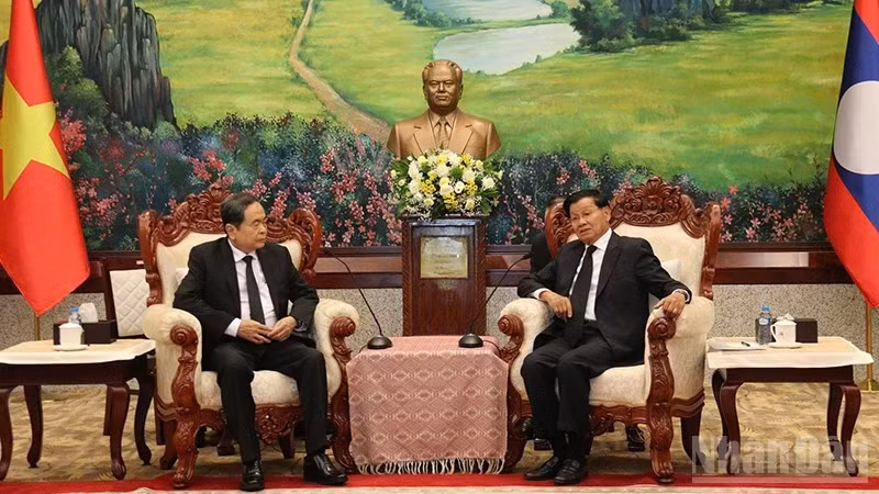 Chủ tịch Quốc hội Trần Thanh Mẫn (bìa trái) hội kiến Tổng Bí thư, Chủ tịch nước Lào Thongloun Sisoulith. (Ảnh: TRỊNH DŨNG)