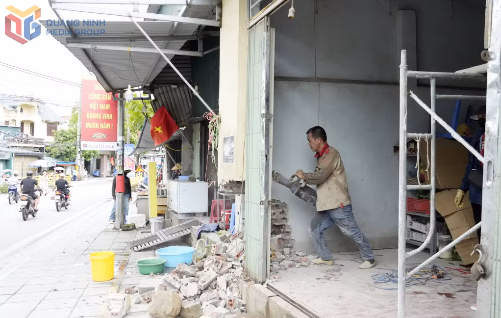 Nhiều người dân nằm trên trục đường Đoan Tĩnh đã chủ động phá dỡ phần cổng, tường bao để sớm bàn giao mặt bằng thi công công trình.&nbsp;