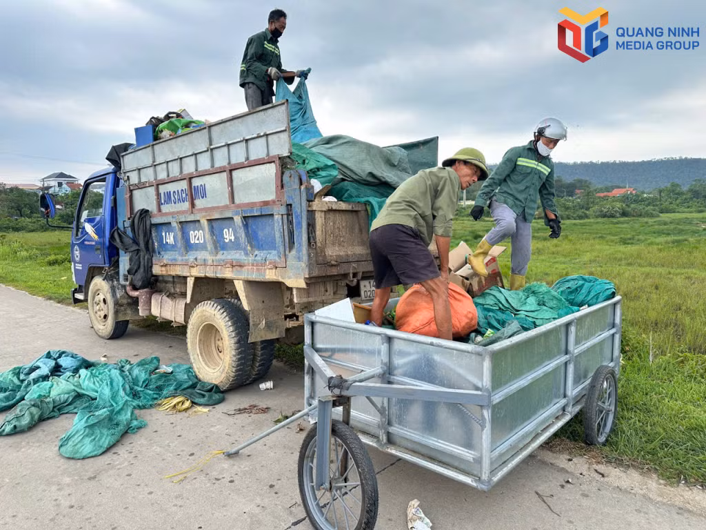 bqn_tr_2542682_rac_thai_duoc_tap_ket_ven_duong_roi_dua_len_cac_xe_tai_de_cho_den_cac_khu_tap_ket_rac_tam_thoi_05185718.jpg