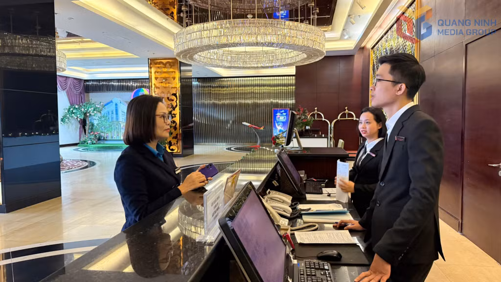 Công đoàn cơ sở Công ty CP Quốc tế Hoàng Gia trò chuyện với người lao động.