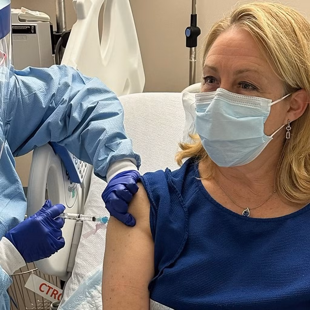 Tiến sĩ Stacy Norton ở Houston, Mỹ, tham gia thử nghiệm vaccine ngăn ung thư đại trực tràng trước khi khối u hình thành. Ảnh: AP