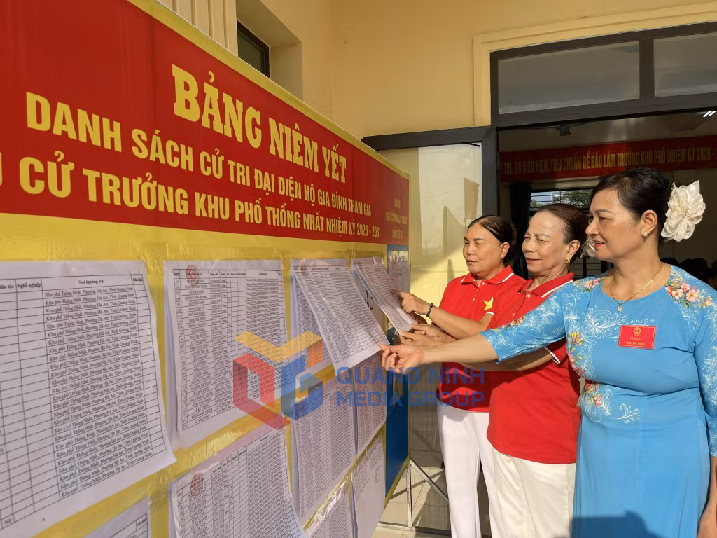Cử tri khu Thống Nhất, phường Hà An xem danh sách cử tri (8-2026). Ảnh: Thu Chung