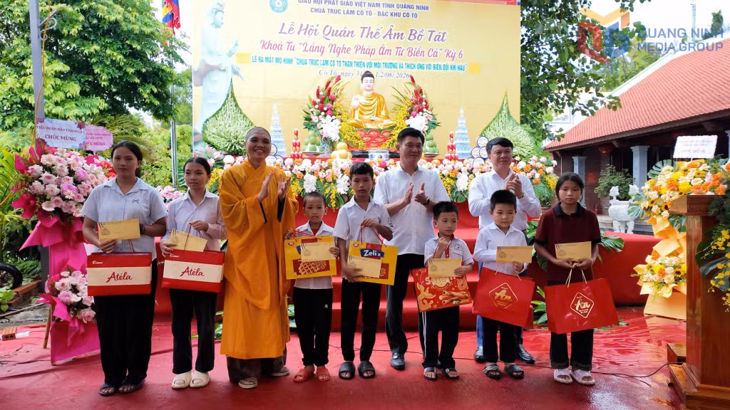 Ban Tổ chức đã trao 20 suất quà cho các em học sinh có hoàn cảnh khó khăn.