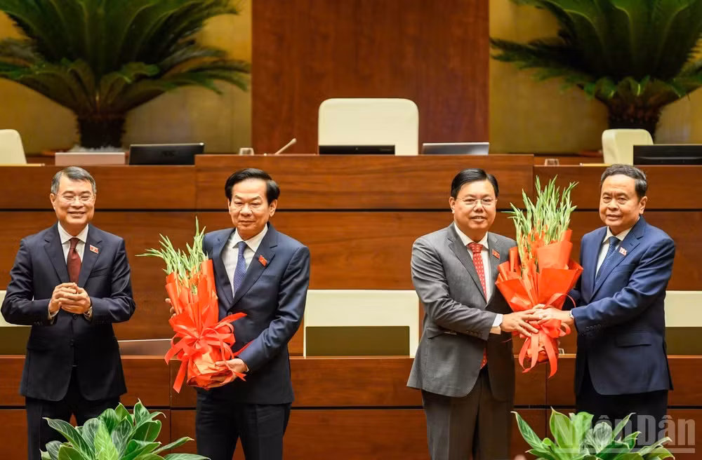Thủ tướng Chính phủ Lê Minh Hưng và Chủ tịch Quốc hội Trần Thanh Mẫn tặng hoa cho ông Đỗ Thanh Bình và ông Nguyễn Tiến Hải. (Ảnh: DUY LINH)