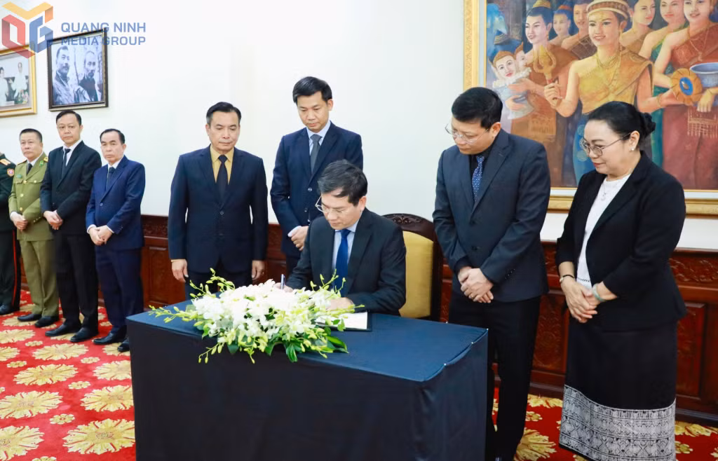 Đồng chí Vũ Quyết Tiến, Phó Bí thư Tỉnh ủy, Chủ tịch Ủy ban Mặt trận Tổ quốc Việt Nam tỉnh Quảng Ninh, thay mặt Đảng bộ, Chính quyền và Nhân dân tỉnh Quảng Ninh ghi vào sổ tang, tiễn biệt đồng chí Xaysomphone Phomvihane.