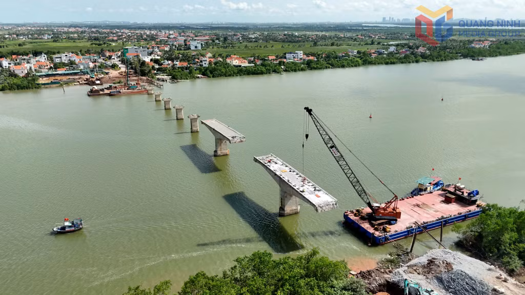 Cầu Sông Chanh tại Khu kinh tế ven biển Quảng Yên đang được triển khai thi công.