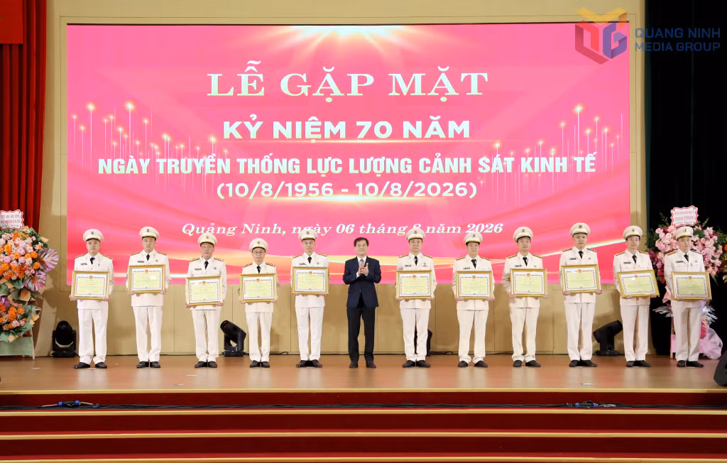 Đồng chí Bùi Văn Khắng, Chủ tịch UBND tỉnh, trao tặng Bằng khen cho các tập thể, cá nhân có thành tích xuất sắc.