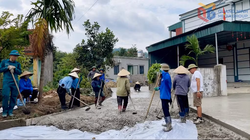 Nhân dân khu Khe Sú (phường Yên Tử) chung tay cùng với Nhà nước làm tuyến đường dân sinh tại xóm Cổng Đồn để chào mừng tỉnh Quảng Ninh tiến tới trở thành thành phố trực thuộc Trung ương.
