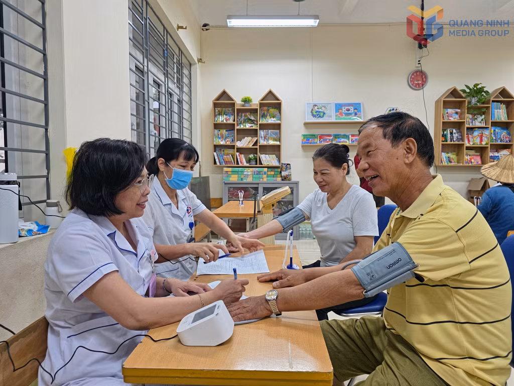 Nhân viên y tế Bệnh viện Đa khoa tỉnh khám sàng lọc sức khỏe cho người dân phường Hồng Gai.