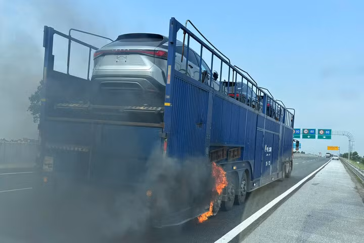 Ngọn lửa bùng lên khi tài xế đang lưu thông trên cao tốc.