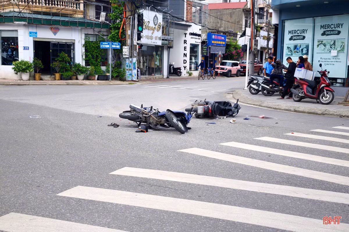 Hai xe máy hư hỏng sau vụ tai nạn giao thông.