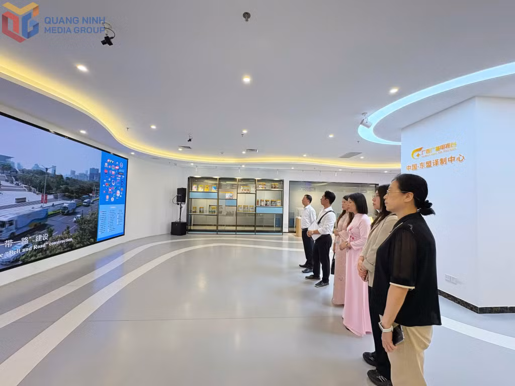 Đoàn công tác Báo và PTTH Quảng Ninh tham quan trụ sở làm việc của Đài PTTH Quảng Tây (Trung Quốc).