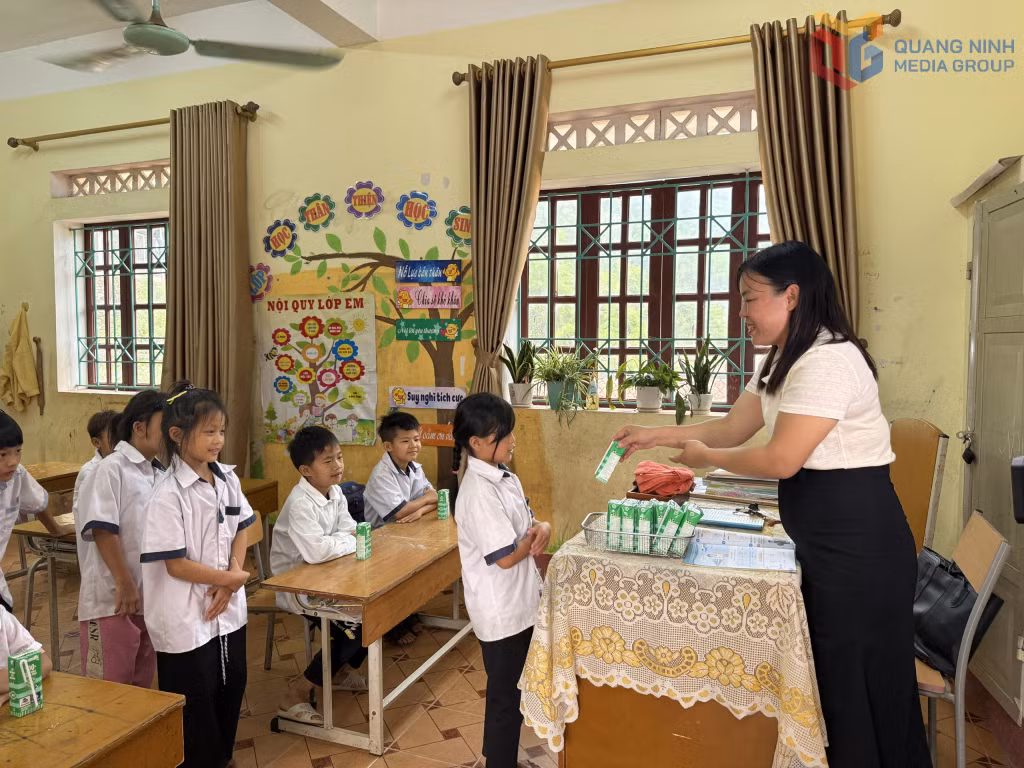 Học sinh điểm trường Phiêng Sáp, Trường PTNT TH&THCS Đồng Tâm, xã Lục Hồn, được phát sữa miễn phí.