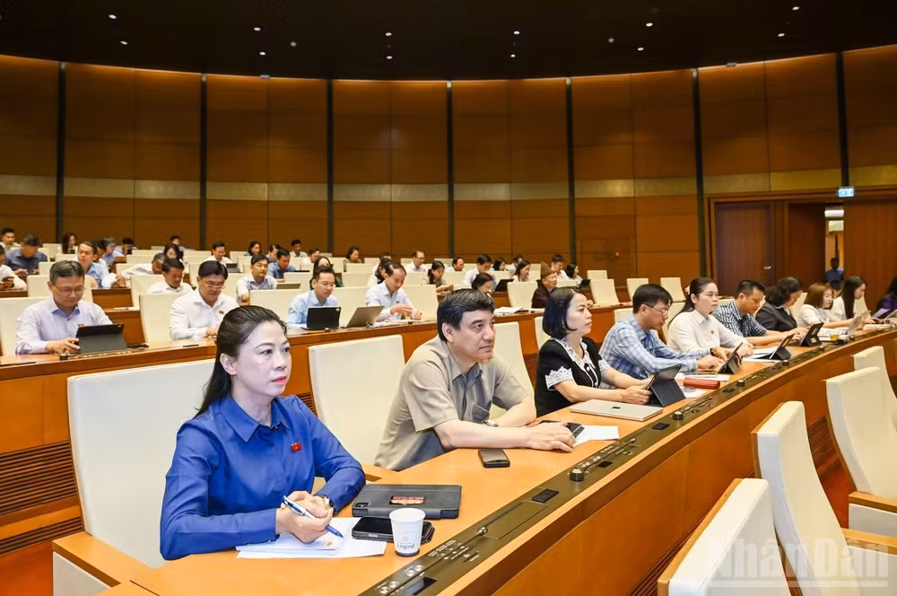 Quốc hội làm việc tại hội trường. (Ảnh: DUY LINH)