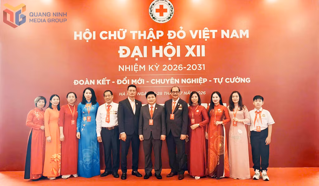 Chị Trần Thị Hương (thứ 4, trái sang) là một trong 12 đại biểu của Quảng Ninh tham dự Đại hội XII, Hội Chữ thập đỏ Việt Nam, nhiệm kỳ 2026-2031.