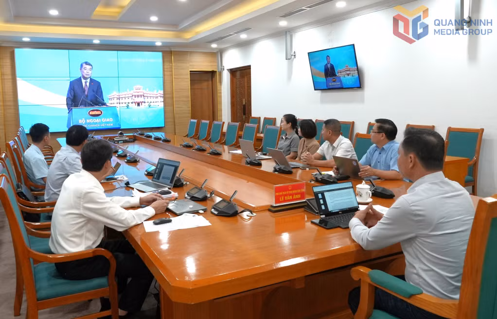 Thủ tướng Chính phủ Lê Minh Hưng phát biểu tại phiên toàn thể.