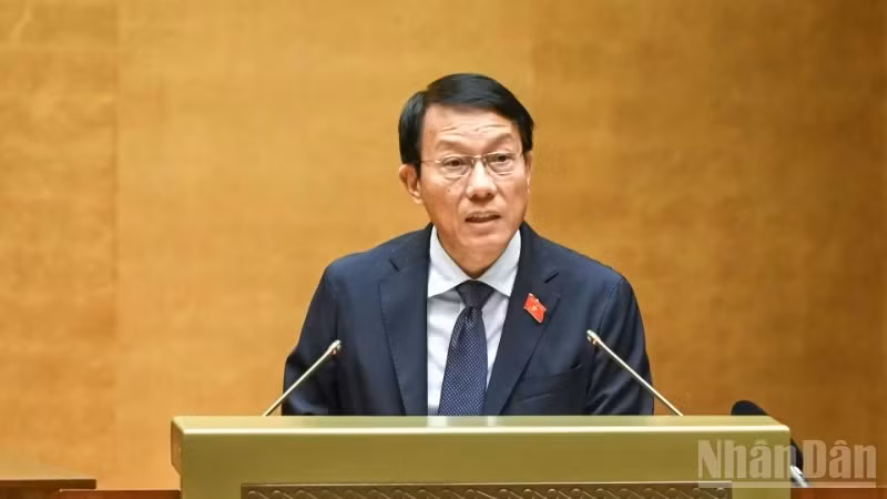 Thừa ủy quyền của Thủ tướng Chính phủ, Bộ trưởng Công an Lương Tam Quang trình bày Tờ trình về dự án Nghị quyết của Quốc hội. (Ảnh: THỦY NGUYÊN)