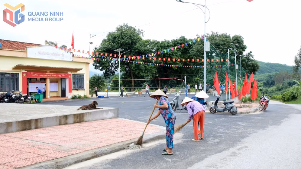 Nhân dân thôn Đồng Tiền (xã Kỳ Thượng) tổng vệ sinh tại nhà văn hóa và tuyến đường thôn.