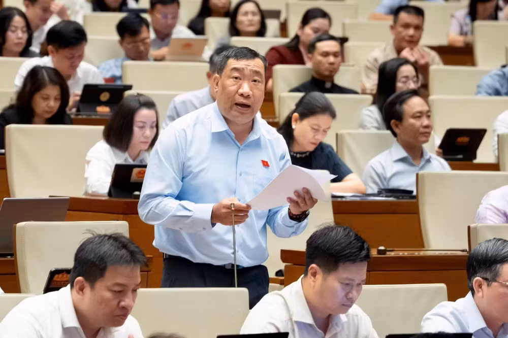 Đại biểu Thạch Phước Bình (Đoàn Vĩnh Long) phát biểu tại hội trường. (Ảnh: QH)