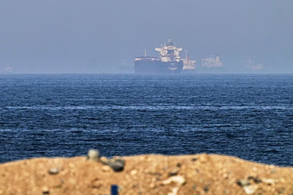 Các tàu hàng trên vùng biển gần eo biển Hormuz. Ảnh: AP.