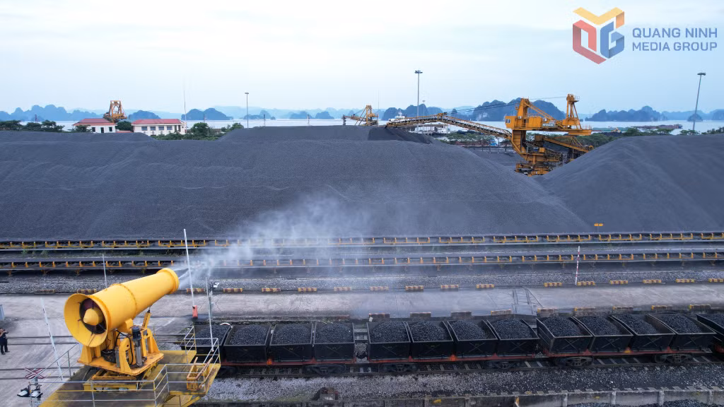 Công ty Tuyển than Cửa Ông đầu tư hệ thống phun sương dập bụi bảo vệ môi trường.