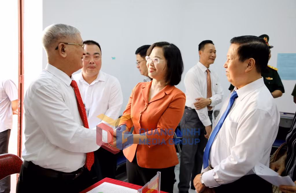 Đồng chí Trịnh Thị Minh Thanh, Phó Bí thư Thường trực Tỉnh ủy, Chủ tịch HĐND tỉnh, trao đổi với thành viên tổ bầu cử khu phố Hồng Gai 2 (phường Hồng Gai) trong triển khai công tác bầu cử (8-2026). Ảnh: Mạnh Trường