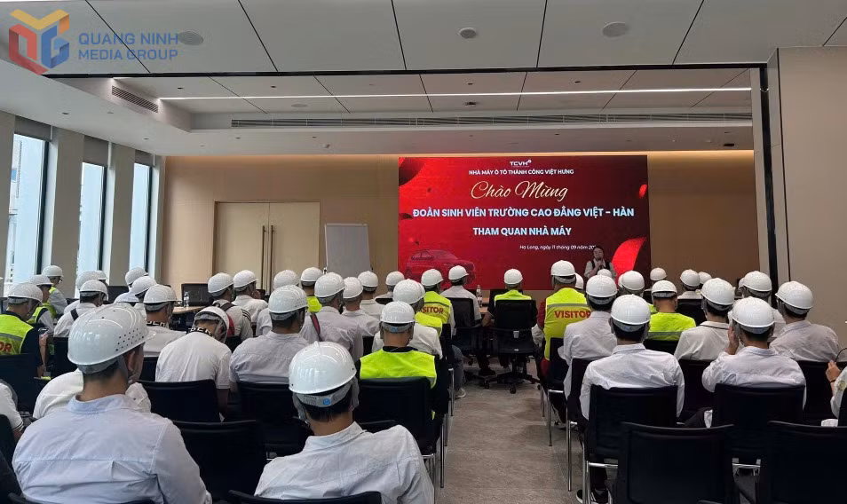 Sinh viên Trường Cao đẳng Việt - Hàn Quảng Ninh tham quan nhà máy ô tô Thành Công tại phường Việt Hưng.