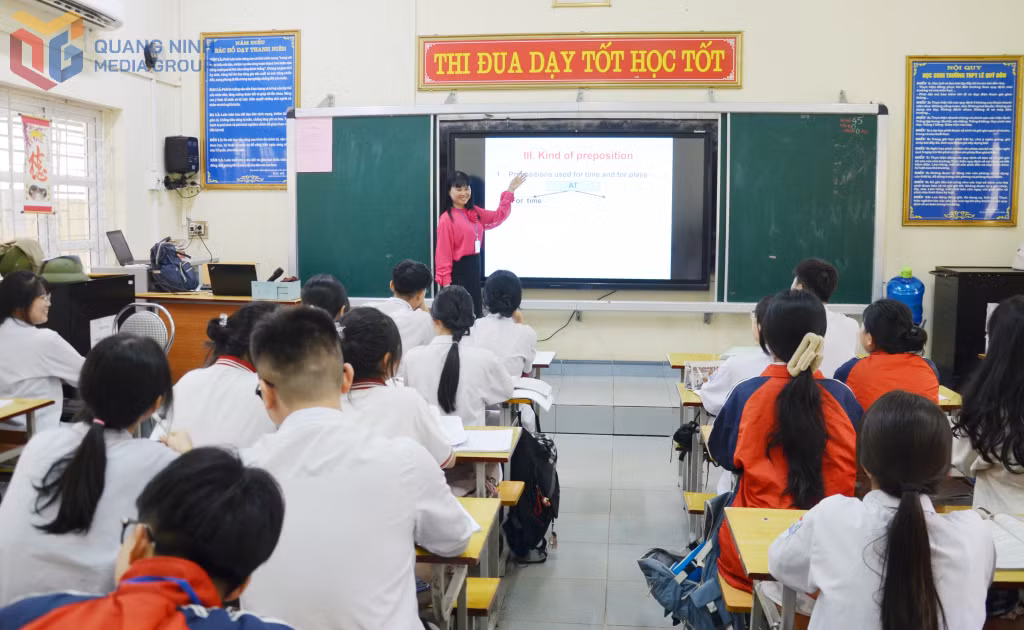 Cô giáo Bùi Thị Hồng, Trường THPT Lê Quý Đôn (phường Quang Hanh), miệt mài gieo chữ, vun đắp tri thức cho các em học sinh.