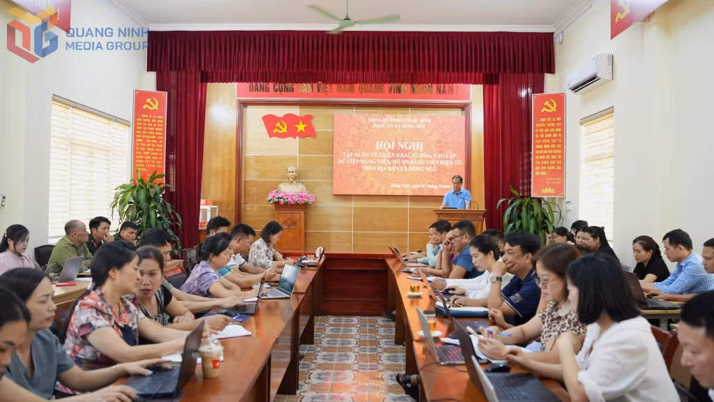 Xã Đông Ngũ tổ chức tập huấn, hướng dẫn triển khai thực hiện số hóa, tạo lập dữ liệu đảng viên, hồ sơ đảng viên điện tử. Ảnh: Trần Hoàn (CTV)