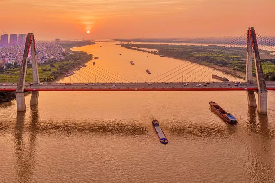 Cầu Nhật Tân bắc qua hai bờ sông Hồng, đoạn chảy qua Hà Nội. &nbsp; &nbsp; &nbsp; &nbsp; &nbsp; &nbsp; &nbsp; &nbsp; &nbsp; &nbsp; &nbsp; &nbsp; &nbsp; &nbsp; &nbsp; &nbsp; &nbsp; &nbsp; &nbsp; &nbsp; &nbsp; &nbsp; &nbsp; &nbsp; &nbsp; &nbsp; &nbsp; &nbsp; &nbsp; &nbsp; &nbsp;Ảnh: TTXVN/congdankhuyenhoc.vn