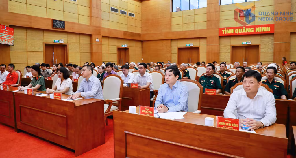 Các đồng chí lãnh đạo tỉnh và các đại biểu dự chương trình gặp mặt.