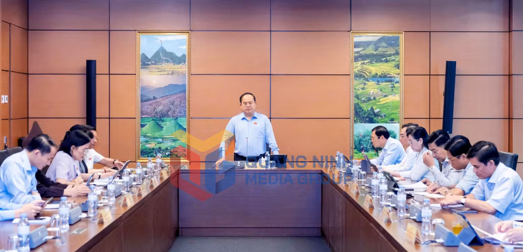 Bí thư Tỉnh ủy, Trưởng Đoàn ĐBQH tỉnh, Tổ trưởng Tổ thảo luận số 14 phát biểu đề dẫn tại phiên thảo luận tổ (4-2026). Ảnh: Nguyễn Thanh