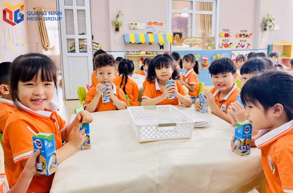 bqn_tl_2542807_niem_vui_cua_hoc_sinh_truong_mam_non_troi_phuong_hoanh_bo_trong_ngay_dau_tien_uong_sua_tuoi_tai_truong_09210518.jpg