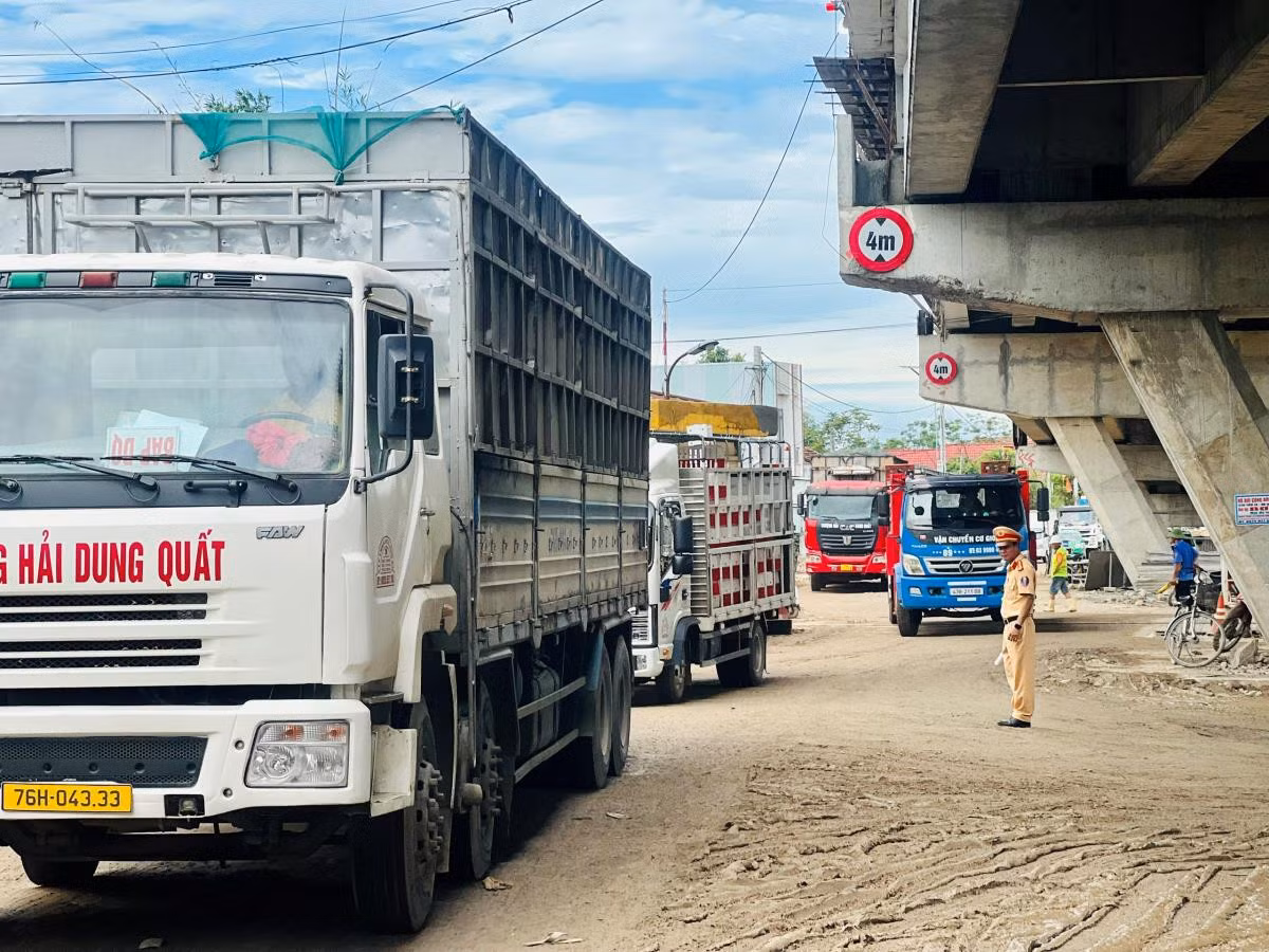 Cảnh sát giao thông tiến hành phân luồng phương tiện.