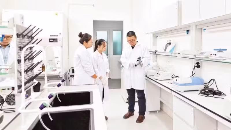 Trao đổi trong hoạt động nghiên cứu, thực hành của cán bộ, sinh viên Đại học Quốc gia Hà Nội. (Ảnh: DIỆP NGỌC)