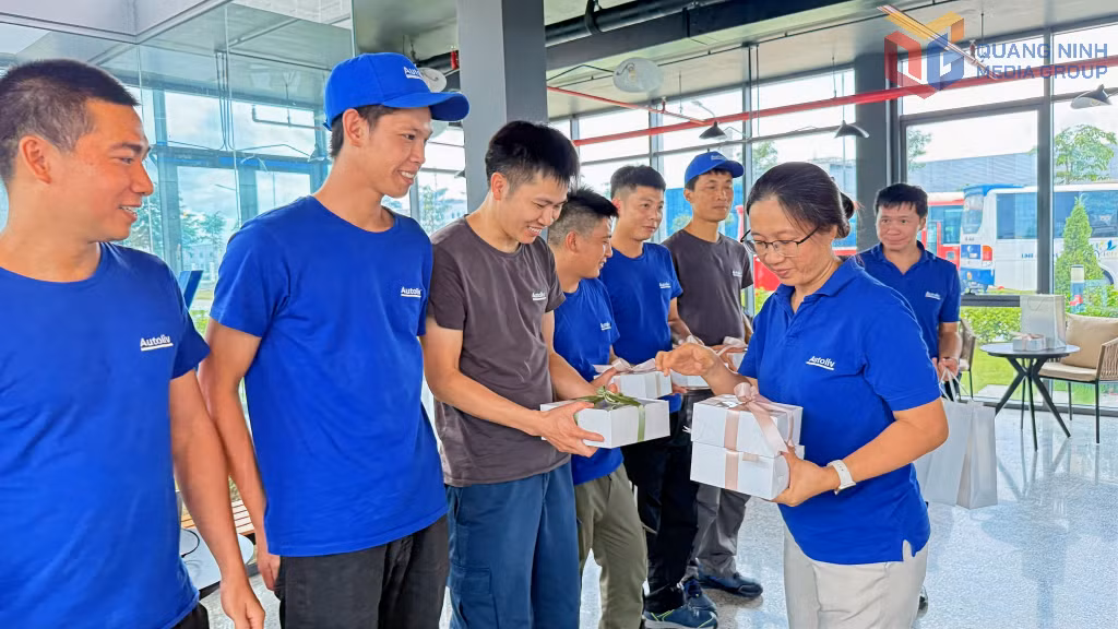 Công nhân lao động Công ty TNHH Autoliv Việt Nam phấn khởi khi được doanh nghiệp tặng quà sinh nhật. (Ảnh chụp tháng 7/2026)