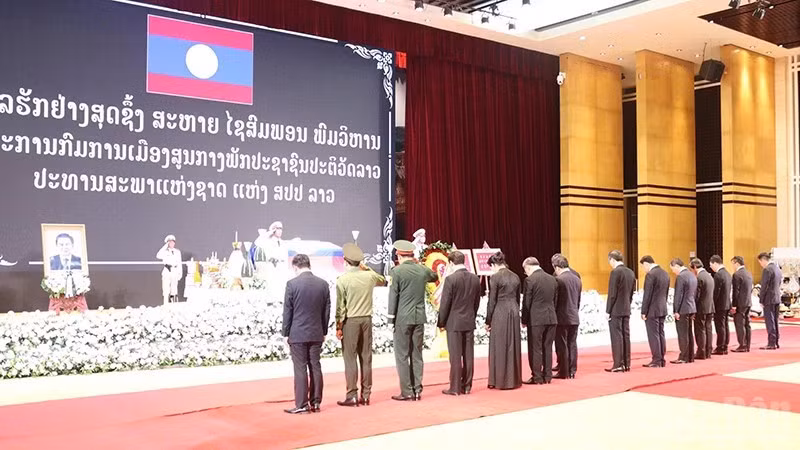 Đoàn đại biểu cấp cao Đảng, Nhà nước Việt Nam viếng đồng chí Saysomphone Phomvihane, Ủy viên Bộ Chính trị, Chủ tịch Quốc hội Lào. (Ảnh: DUY TOÀN)