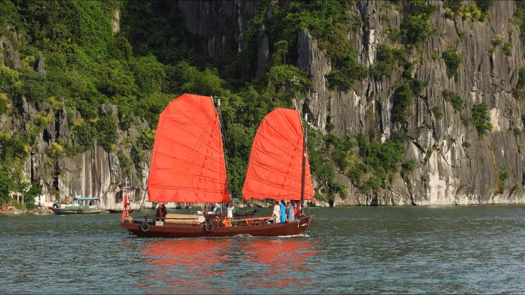 Chiều hè trên Vịnh Hạ Long. Ảnh: Bùi Xuân Hoàng