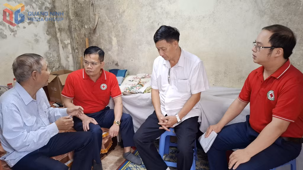 L&atilde;nh đạo Hội Chữ thập đỏ tỉnh thăm hỏi, động vi&ecirc;n &ocirc;ng Vũ Thanh H&ograve;a (ngo&agrave;i c&ugrave;ng, b&ecirc;n tr&aacute;i) nạn nh&acirc;n chất độc da cam sống tại tổ 3, khu Trần Hưng Đạo 1, phường Hồng Gai.
