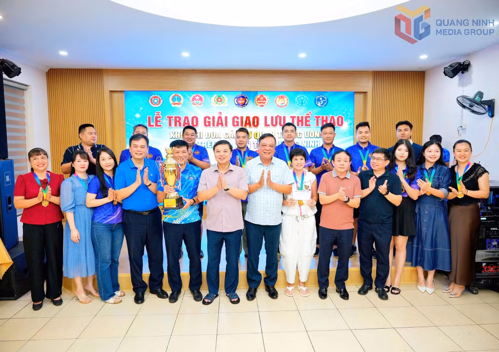 Ban tổ chức trao giải cho các đội thi.