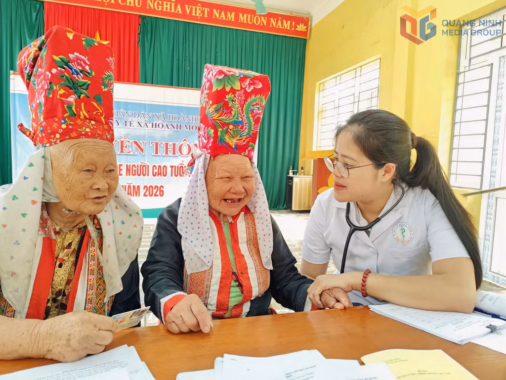 Bà con dân tộc thiểu số tại xã Hoành Mô được thăm khám, tư vấn và chăm sóc sức khỏe.