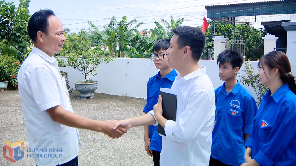 Với vai trò là Bí thư Chi đoàn khu phố Quỳnh Lâu, Lê Tiến Hoàng tích cực vận động người dân tham gia các hoạt động tại khu dân cư.