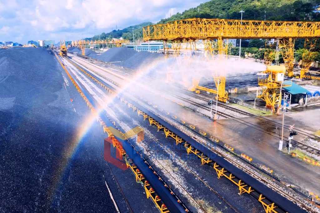 Hệ thống phun sương dập bụi của Công ty Tuyển than Cửa Ông (8-2026). Ảnh: Tạ Quân