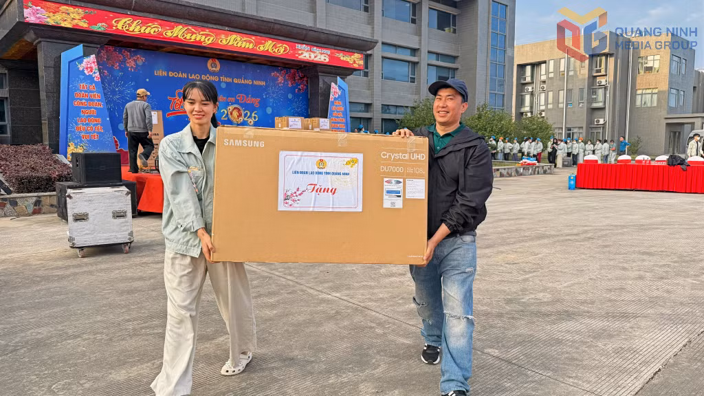 Niềm vui của công nhân Khu công nghiệp Cảng biển Hải Hà khi được nhận phần quà giá trị tại chương trình Tết sum vầy, Xuân ơn Đảng 2026 do LĐLĐ tỉnh tổ chức.