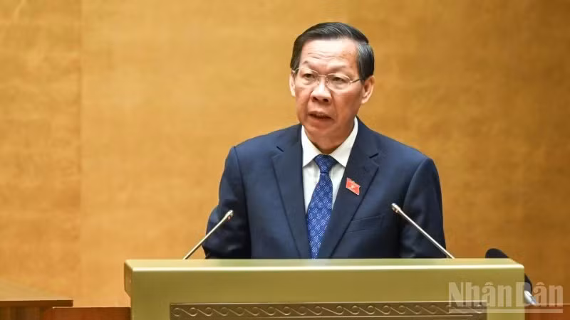 Chủ nhiệm Ủy ban Kinh tế và Tài chính của Quốc hội Phan Văn Mãi trình bày báo cáo thẩm tra dự án Nghị quyết. (Ảnh: THỦY NGUYÊN)